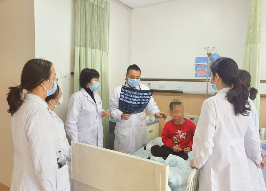 醫(yī)生正在為患兒看病。圖片由西安交通大學(xué)第二附屬醫(yī)院提供