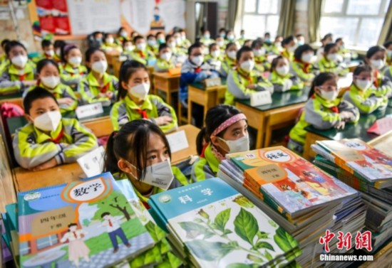 資料圖：新疆烏魯木齊市第四十二小學(xué)，學(xué)生們等待領(lǐng)取新課本。<a target='_blank'  data-cke-saved-href='/' href='/'><p  align=
