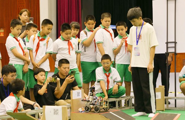 青少年學生現(xiàn)場觀看比賽。北京工商大學供圖