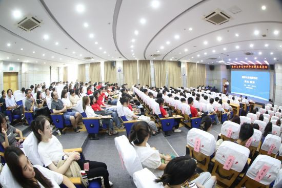 8月25日，南華大學(xué)舉行生命科學(xué)創(chuàng)新發(fā)展論壇。