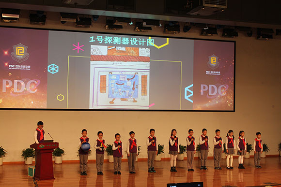 北京呼家樓中心小學(xué)的學(xué)生們展示PDC項(xiàng)目“新行星移民計(jì)劃探索衛(wèi)星設(shè)計(jì)”。