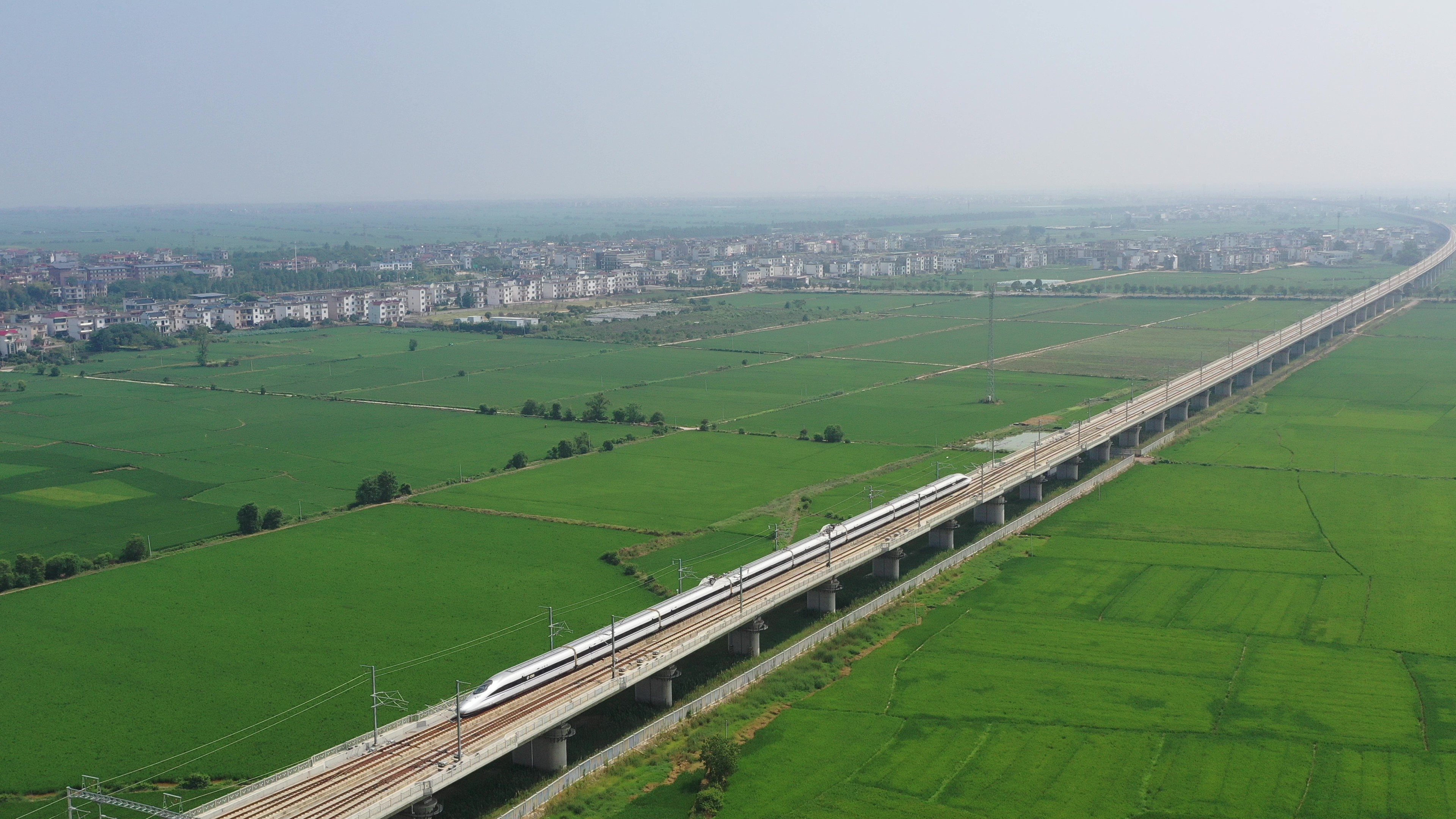列車飛馳在杭昌高鐵的線路上。余清清 攝.jpg