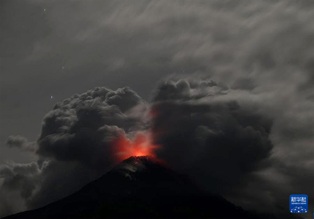 印尼東部火山噴發(fā) 當(dāng)?shù)剡M(jìn)入緊急響應(yīng)狀態(tài)