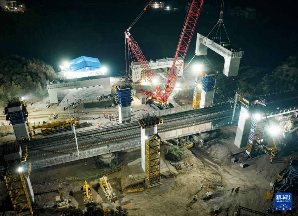 三峽庫區(qū)首次高鐵跨線施工順利完成