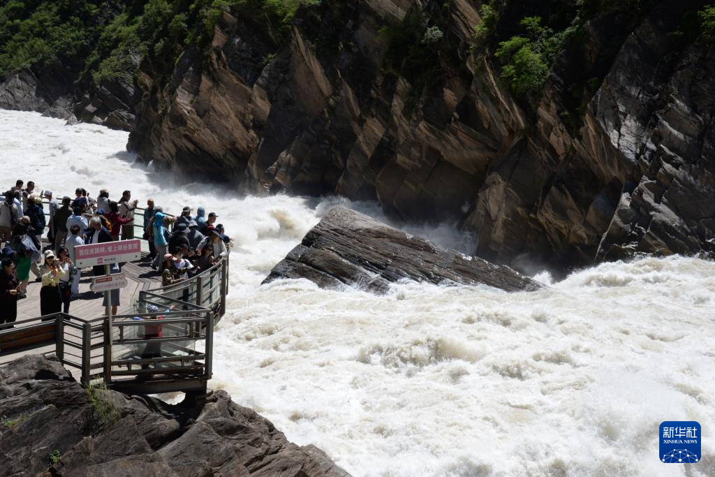云南虎跳峽：夏日旅游熱度攀升