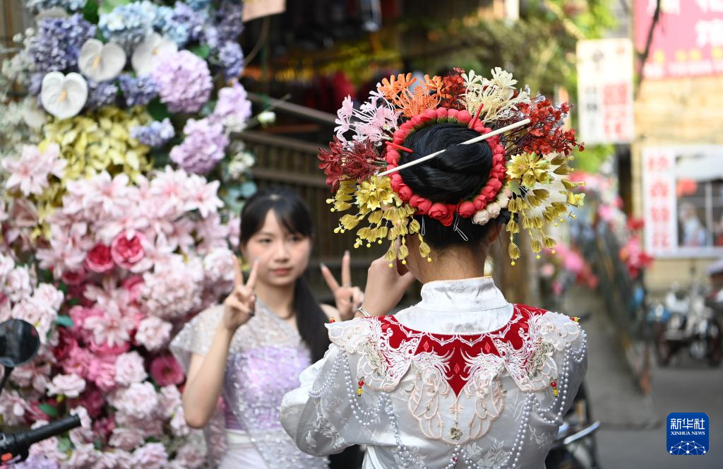 福建蟳埔村：簪花如潮涌 古村煥新生