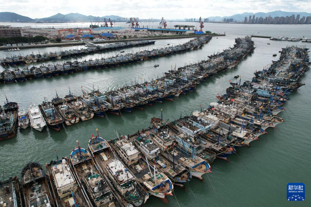福建：漁船進(jìn)港人員上岸 應(yīng)對臺風(fēng)“樺加沙”