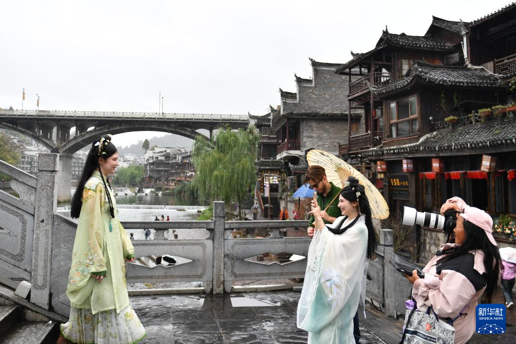 湖南鳳凰：特色旅拍豐富旅游體驗(yàn)