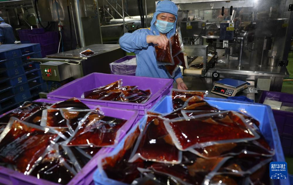 四川：傳統(tǒng)工藝與智能生產(chǎn)并行 打造特色燒椒醬