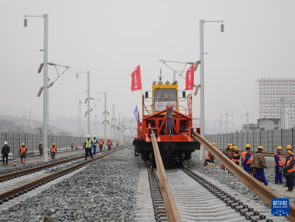 西康高鐵全線鋪軌完成