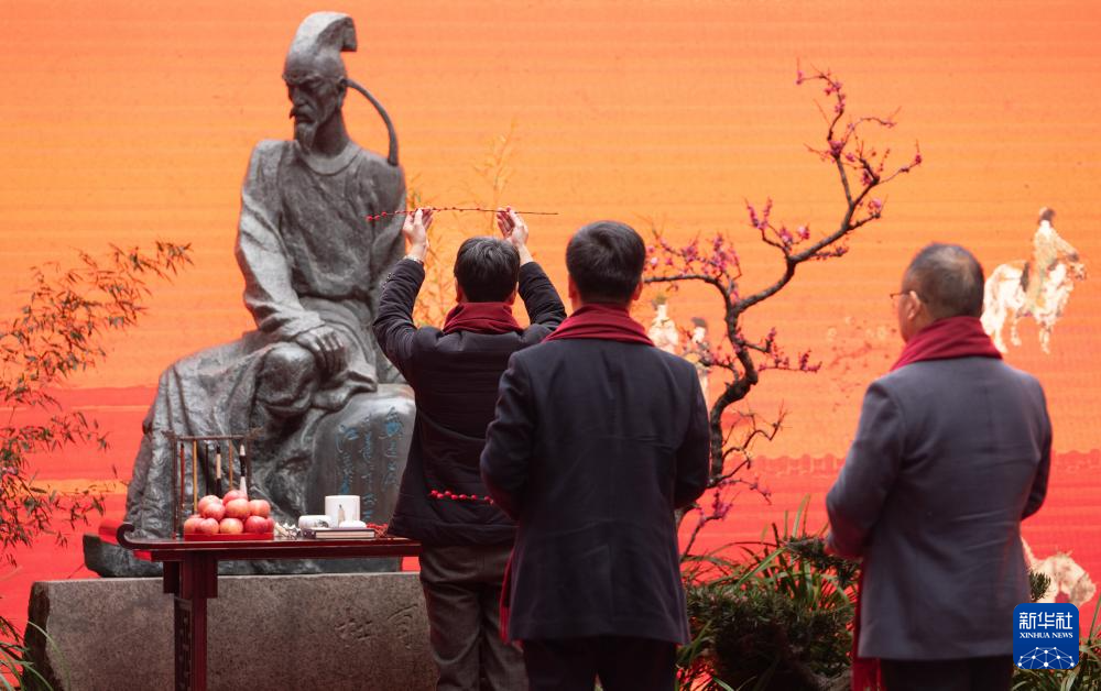 成都：“人日游草堂”祭杜甫