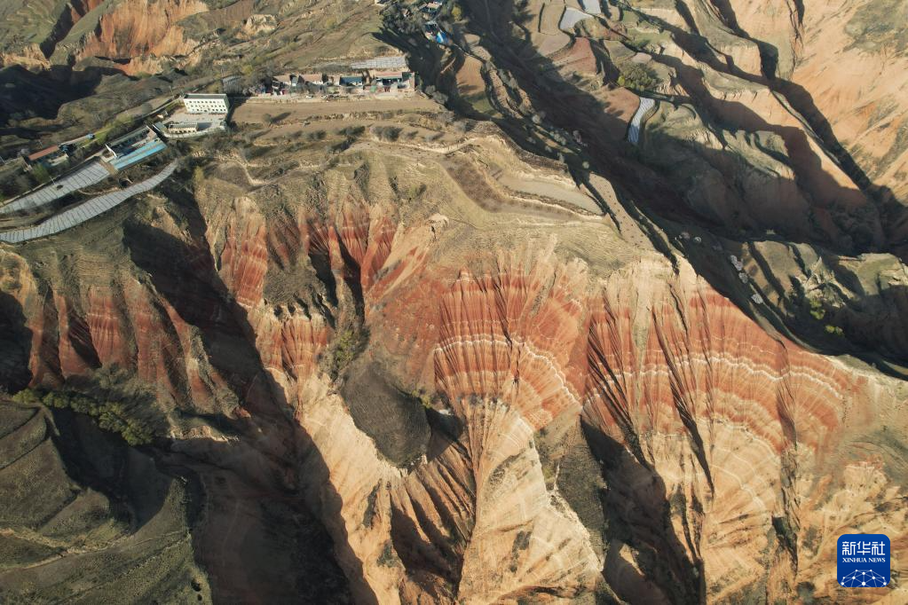 航拍甘肅東鄉(xiāng)“羊肉卷”地貌